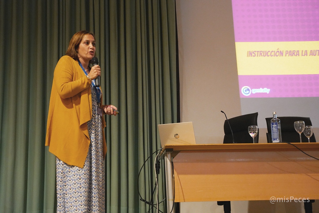 Marina Fernández durante su ponencia en X Jornadas Suratlánticas | @misPeces Marina Fernández durante su ponencia en X Jornadas Suratlánticas | @misPeces