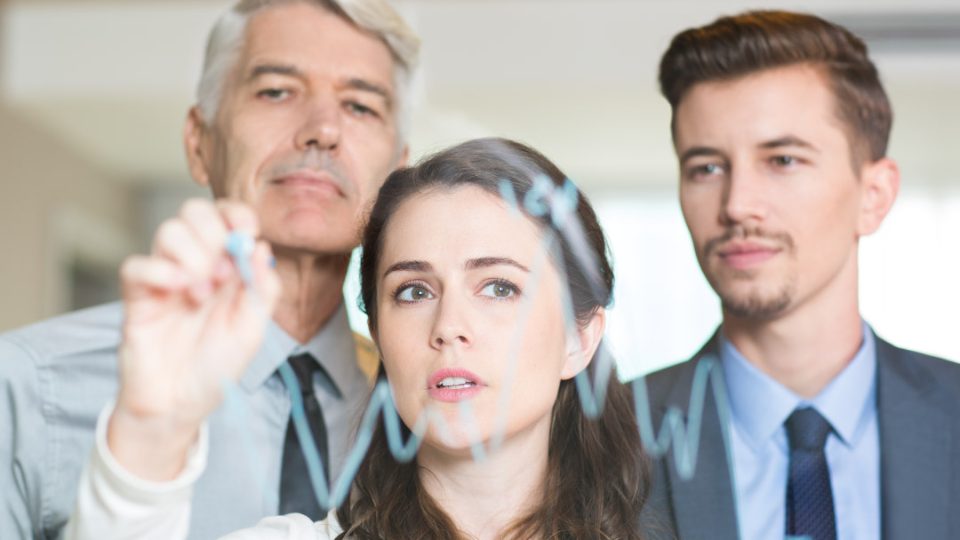 Mujer y hombres de negocios
