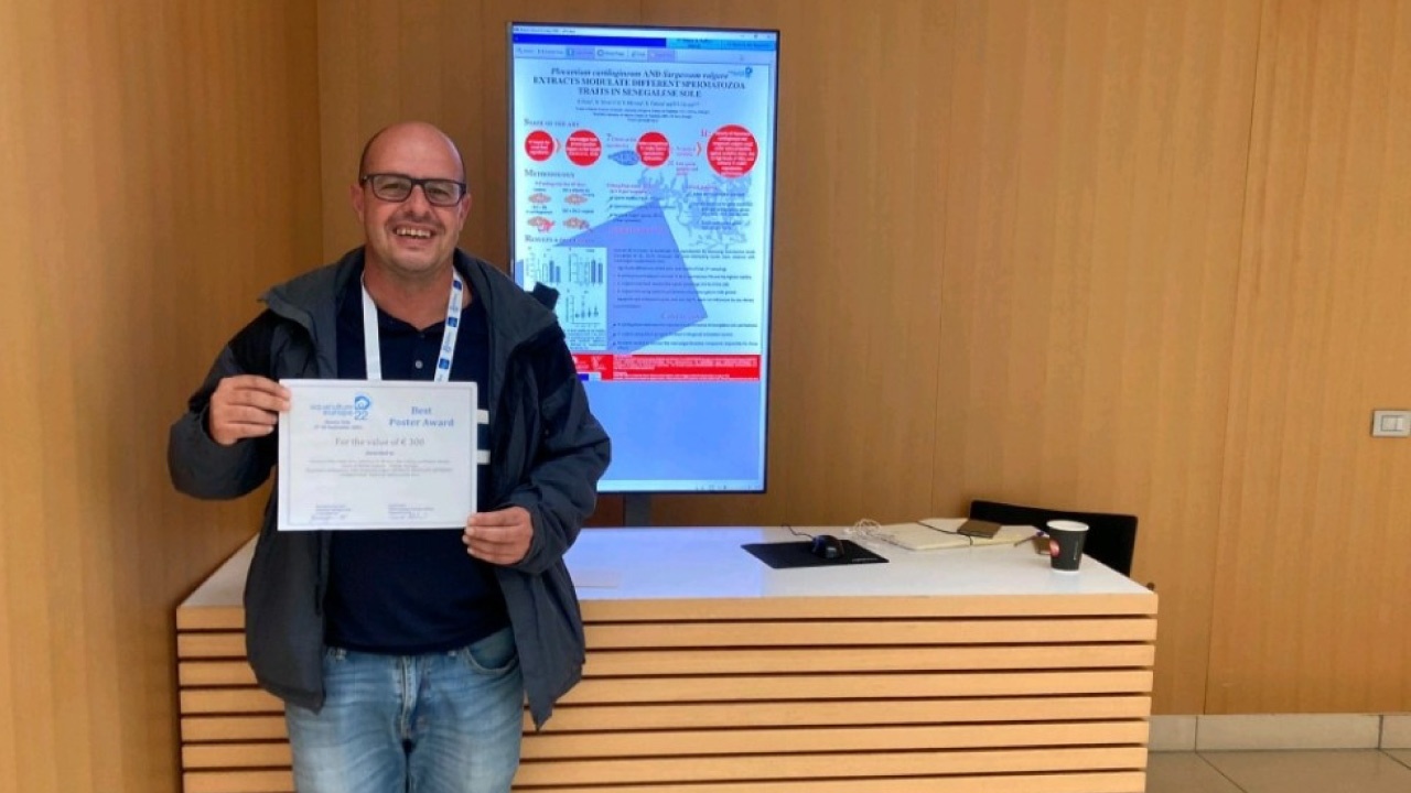 Paulo Gavaia celebra el premio al mejor póster en AE22RIM Paulo Gavaia celebra el premio al mejor póster en AE22RIM