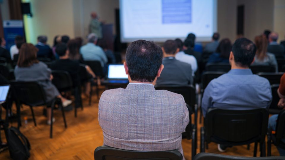 Persona de espaldas en Conferencia