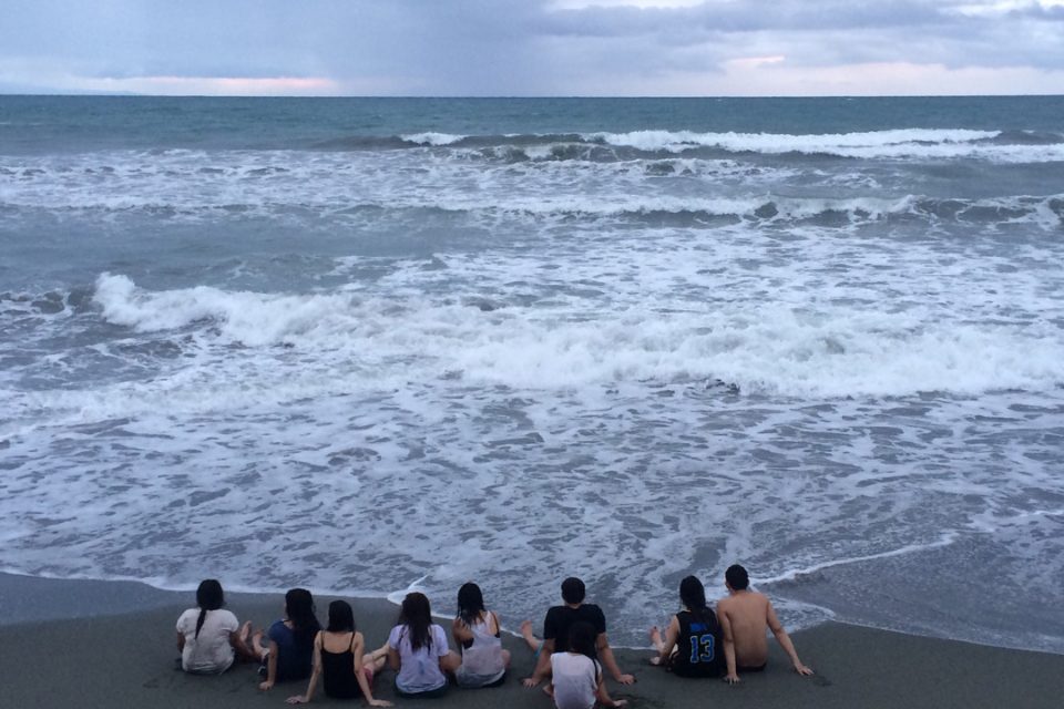 Personas mirando el mar