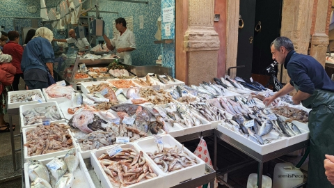 Pescadería en Bologna, Italia