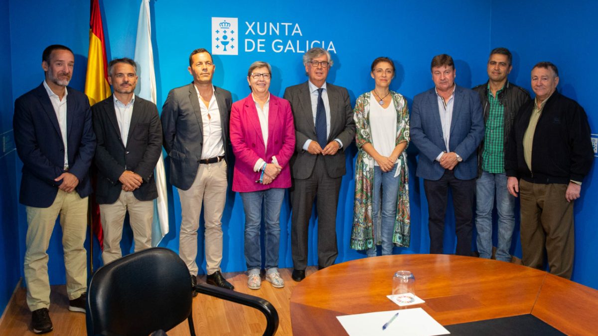 Representantes de la Xunta y del Complejo mar-industria