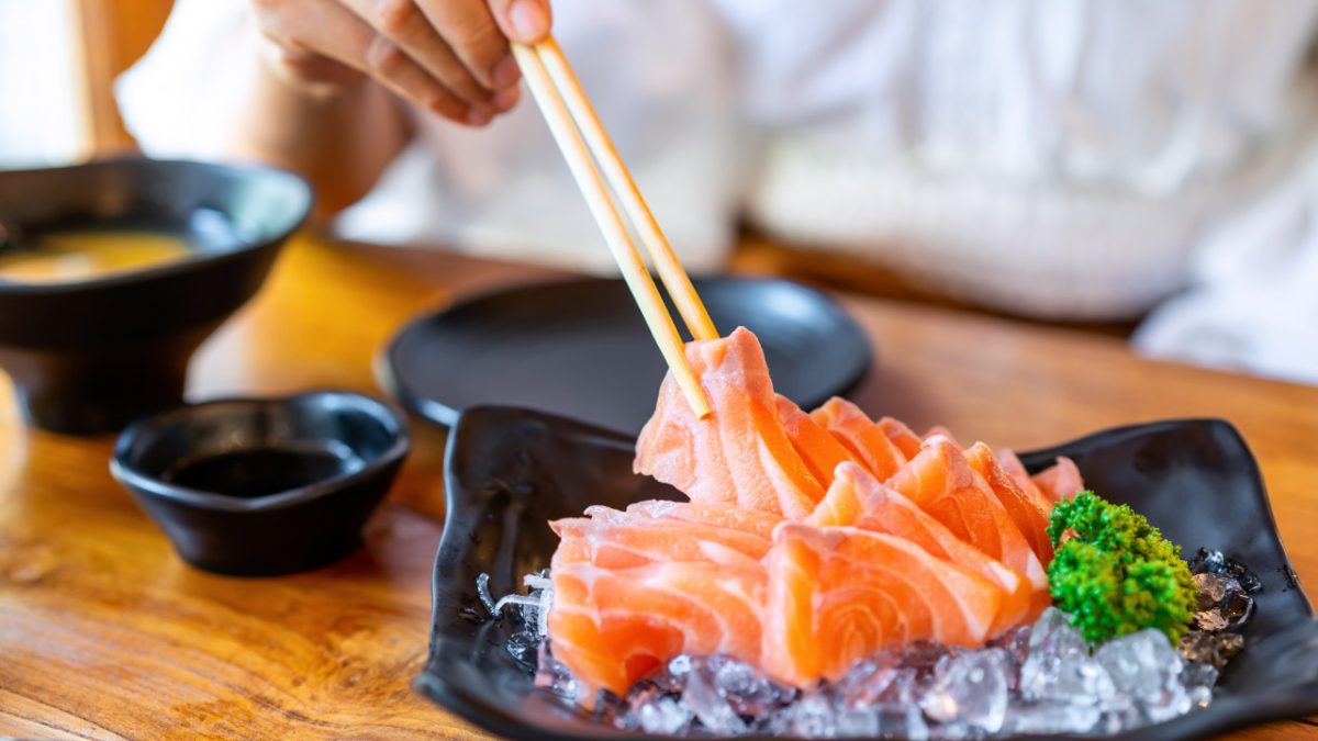 Salmón con palillos