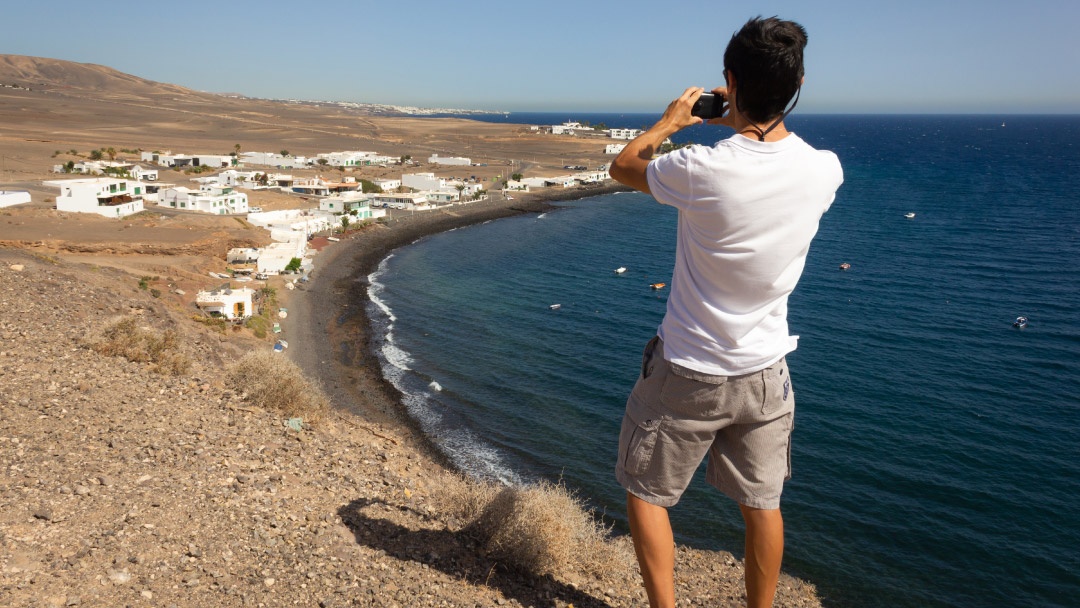 Turista tomando foto de la costa
